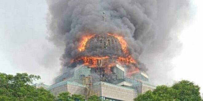 Kubah Masjid Jakarta Islamic Center kebakaran dan ambruk