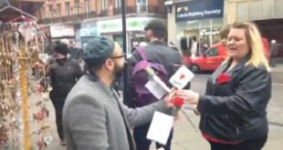 Muslim Sheffield rayakan Maulid Nabi dengan bagikan bunga mawar dan cokelat