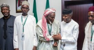 Presiden Nigeria Muhammadu Buhari menyalami Imam Abdullahi Abubakar