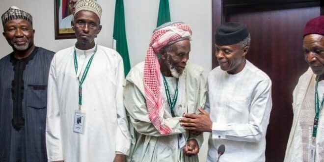 Presiden Nigeria Muhammadu Buhari menyalami Imam Abdullahi Abubakar