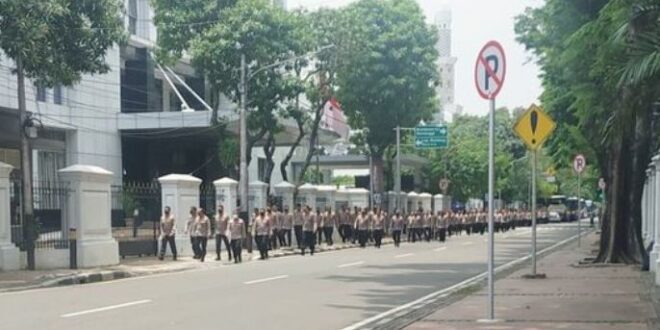 Ratusan Kapolres jalan kaki untuk salat Jumat sebelum menghadap Presiden Jokowi
