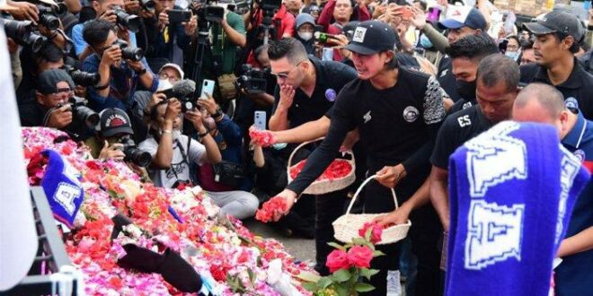Tabur bunga Aremania kenang korban meninggal dunia Tragedi Kanjuruhan