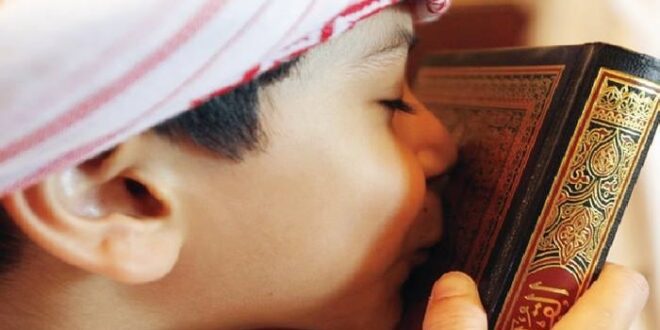 mencium al quran