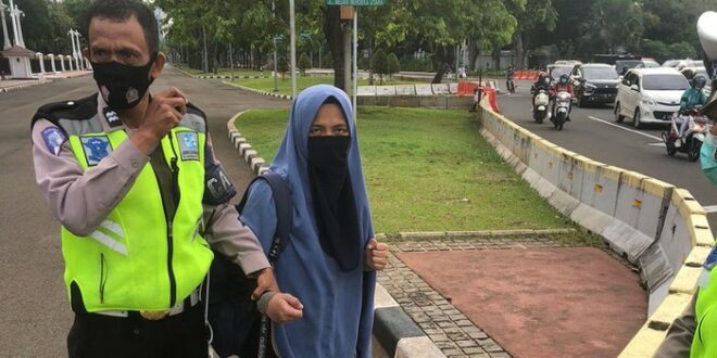wanita bawa pistol ditangkap saat coba terobos istana negara dok polisi