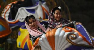 Perempuan Afghanistan menikmati permainan di taman hiburan sebelum Taliban berkuasa kembali