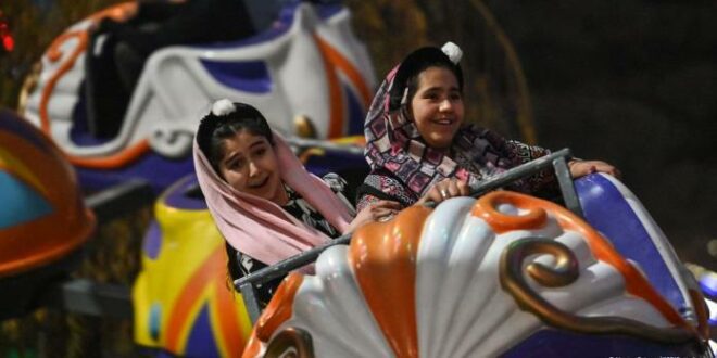 Perempuan Afghanistan menikmati permainan di taman hiburan sebelum Taliban berkuasa kembali