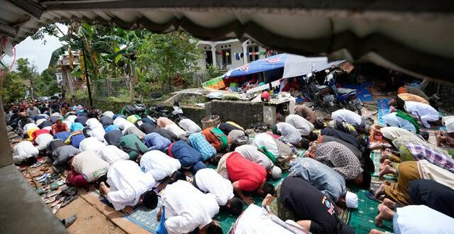 Salat Jumat pertama warga Cianjur pasca gempa bumi