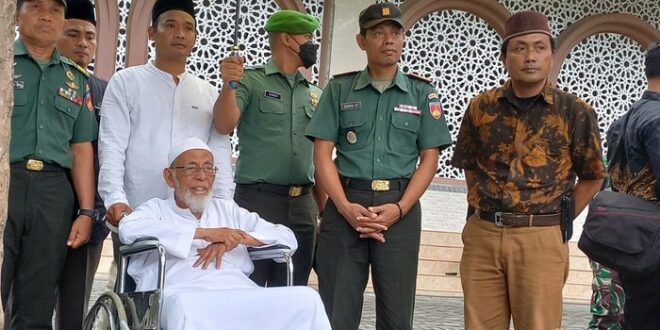 Disaksikan Ustaz Abu Bakar Baasyir Ratusan Santri Ponpes Ngruki Ikrar