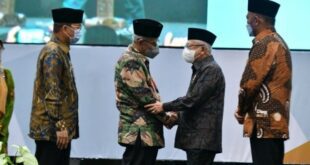 Wapres KH Maruf Amin memberikan ucapan selamat kepada Ketua Umum Muhammadiyah Prof Haedar Nashir