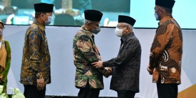 Wapres KH Maruf Amin memberikan ucapan selamat kepada Ketua Umum Muhammadiyah Prof Haedar Nashir