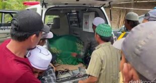 ambulans yang membawa tujuh orang santri asal brebes korban gempa cianjur selasa