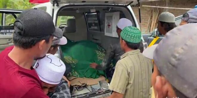 ambulans yang membawa tujuh orang santri asal brebes korban gempa cianjur selasa