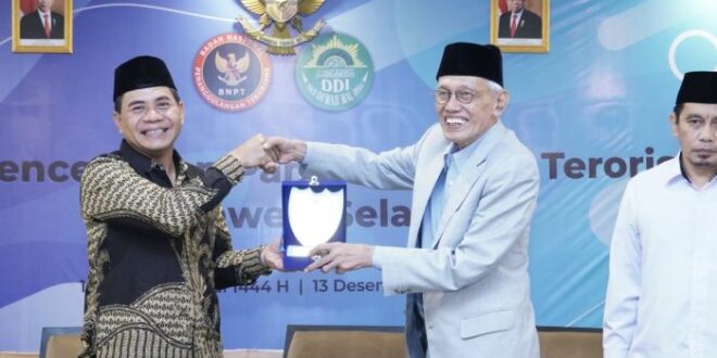 Dir Cegah BNPT Brigjen Pol R Ahmad Nurwakhid menyerahkan cenderamata kepada Wakil Ketua Umum PB DDI Drs KH Helmy Ali Yafie