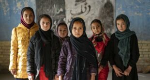 para siswi afghanistan berfoto di ruang kelas di