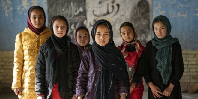 para siswi afghanistan berfoto di ruang kelas di
