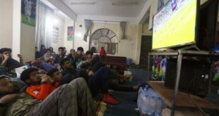 penggemar sepak bola yaman menonton siaran langsung pertandingan sepak