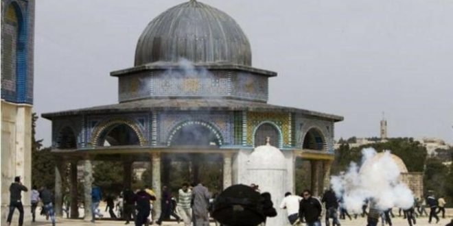 Penyerangan Masjid Al Aqsa oleh polisi Israel