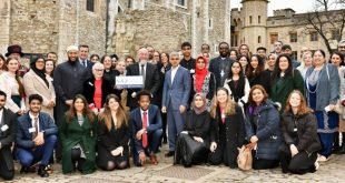 Wali Kota London Sadiq Khan bersama umat Islam dan pemeluk agama lain saat buka puasa bersama di Tower of London