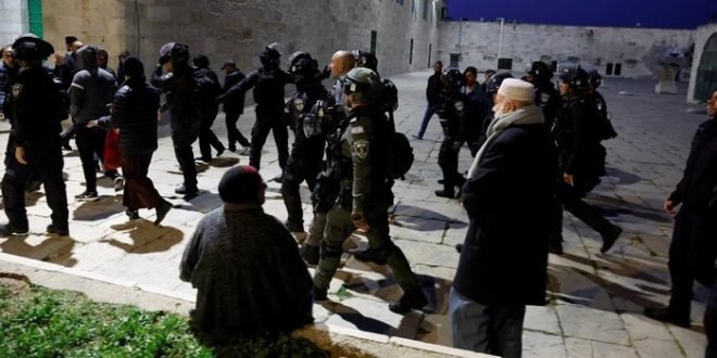 polisi israel gerebek jamaah iktikaf di masjid al aqsa 1 169
