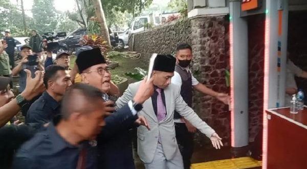 Panji Gumilang meninggalkan Gedung Sate