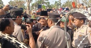 Panji Gumilang saat menghadang demonstran di Al Zaytun