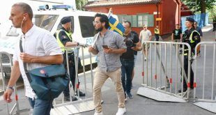 pengungsi irak bakar alquran atas izin pengadilan swedia di depan masjid