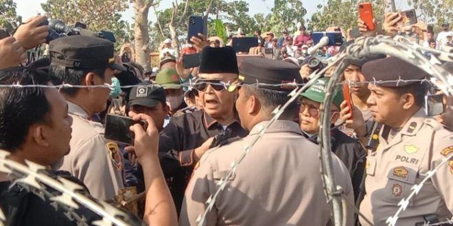 pimpinan mahad al zaytun panji gumilang peci dan kacamata hitam di sela pengamanan aksi massa 169