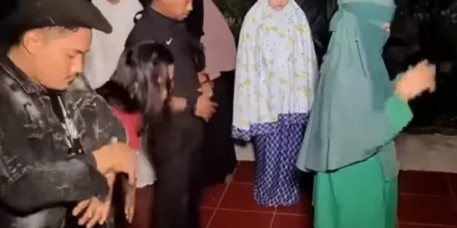 Imam wanita memimpin salat di Pesantren Al Kafiyah