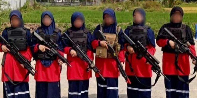 foto siswi di magetan pegang senjata laras panjang dan rompi antipeluru 169 1 1