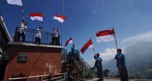 peserta mengibarkan bendera merah putih saat sinergitas menyambut hut 220801155355 506