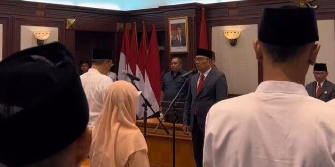 Gubernur Jabar Ridwan Kamil memimpin upacara cabut baiat dan ikrar setia NKRI 31 anggota NII dan pejabat Al Zaytun