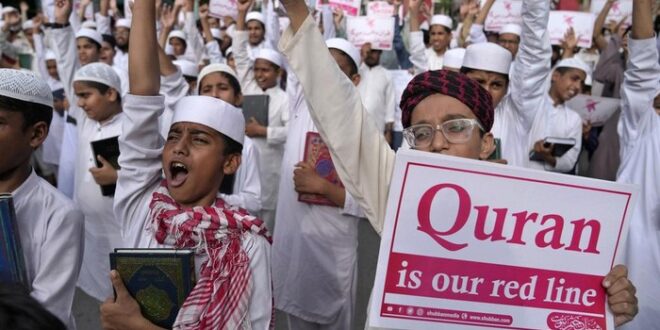 warga pakistan mengecam keras pembakaran al quran di swedia 3 169