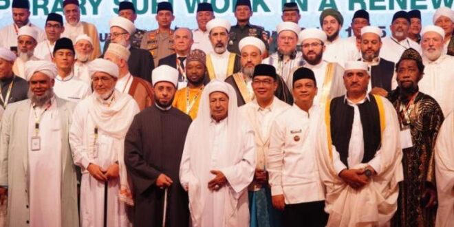 Habib Luthfi dan para ulama dunia serta pejabat pada Muktamar Sufi Internasional 2023