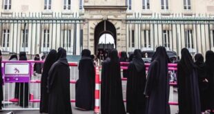 Para siswa muslim di Prancis dilarang pakai abaya