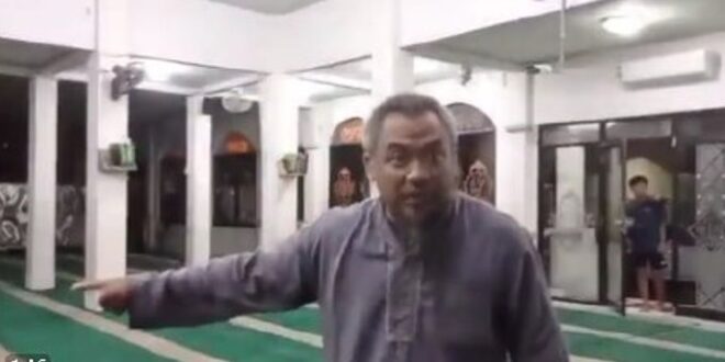 Pria berjenggot marahi pemuda main rebana di masjid