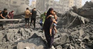 Warga Gaza diantara puing puing kehancuran bangunan rumahnya pasca serangan Israel