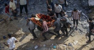 warga palestina membawa jenazah pria yang meninggal setelah serangan 231103080322 753