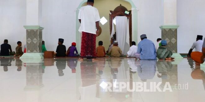 warga bersiap menjalankan shalat jumat di masjid darussalam di 220319140726 666