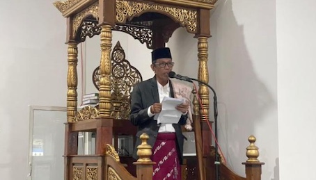 Rektor UIN Datokarama Palu jadi khatib salat Idul Fitri