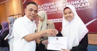 Prof Irfan Idris serahkan sertifikat kepada guru pada kegiatan Sekolah Damai di Banyuwangi