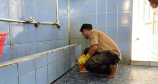 cecep saat bersihkan toilet masjid 169