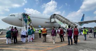 jemaah calon haji kloter 1 embarkasi solo menaiki pesawat di bandara adi soemarmo boyolali untuk diterbangkan ke arab saudi mi 1 169