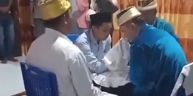 tangkapan layar video viral pengantin pria di ternate dipukul wali nikah usai ijab kabul 169