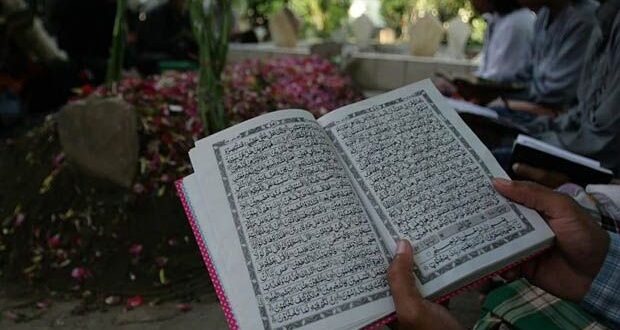 membaca al-quran di kuburan