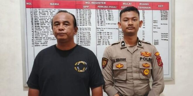 muchtar nababan saat diamankan di kantor polisi istimewa 169