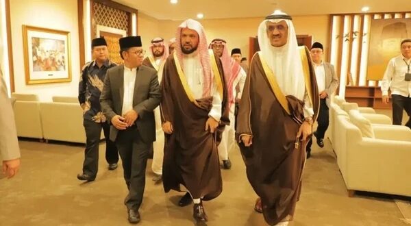 Imam Besar Masjid Nabawi tiba di Indonesia copy