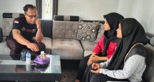 polisi ponorogo saat melakukan pemeriksaan keterangan di rumah korban penipuan 169
