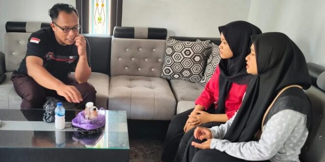 polisi ponorogo saat melakukan pemeriksaan keterangan di rumah korban penipuan 169
