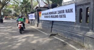 Poster penolakan Zakir Naik di Malangdtc
