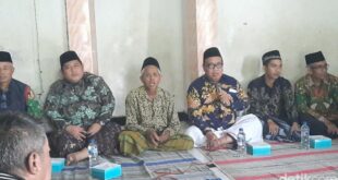 guru madin az sarung hijau saat didatangi rombongan dprd demak jumat 1872025 1752902529630 169